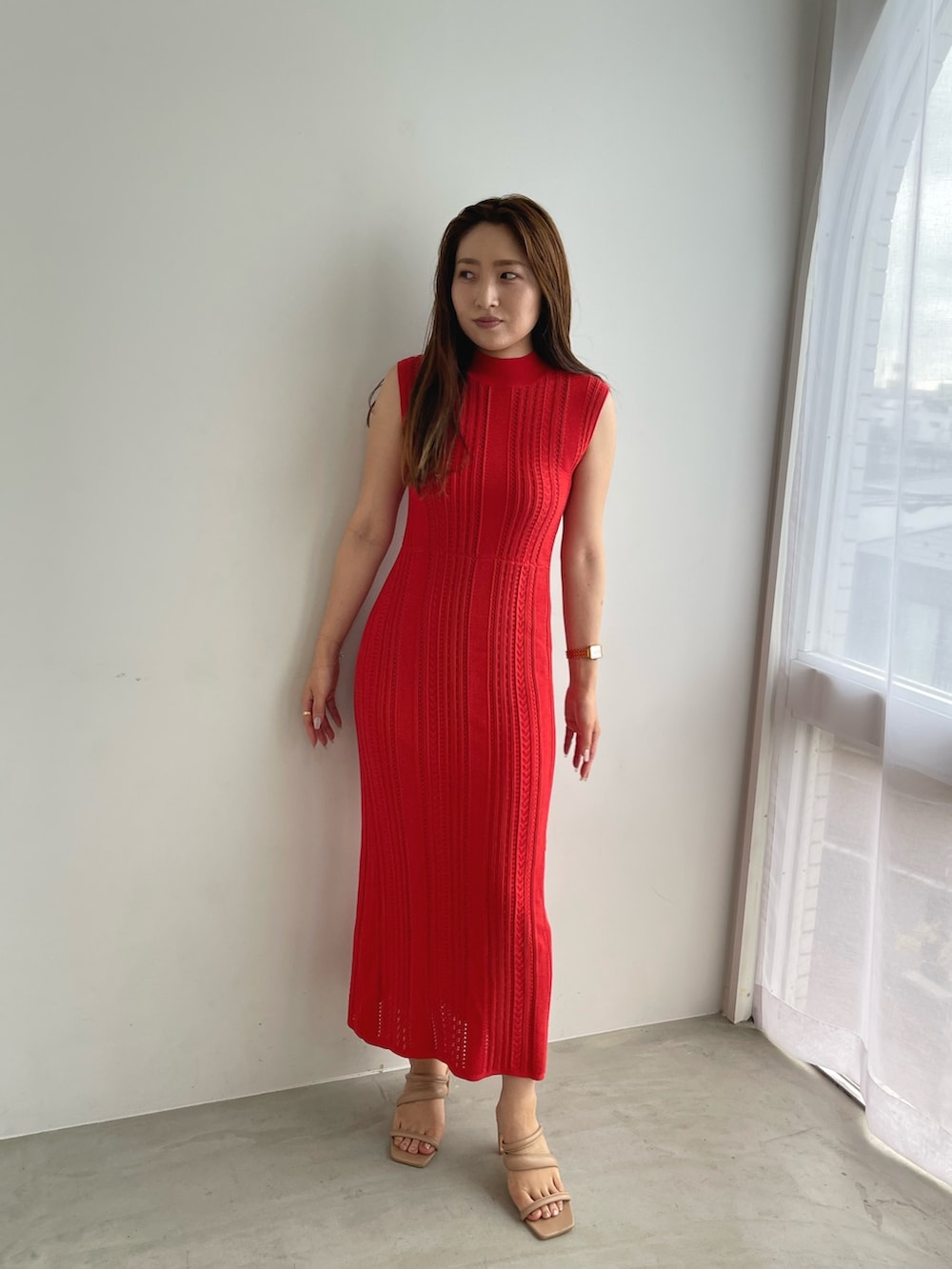 レッド系のワンピース、ベージュ系のサンダルを着用したレディースの夏コーディネートの7枚目の写真