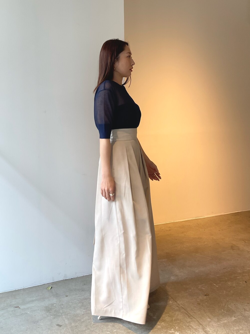 ホワイト系のサンダル、ブルー系のTシャツ/カットソー、ベージュ系のその他パンツを着用したレディースの春コーディネートの3枚目の写真