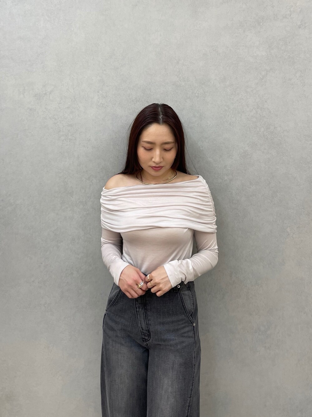 ホワイト系のTシャツ/カットソー、ホワイト系のサンダル、ブラック系のデニムパンツを着用したレディースの春コーディネートの7枚目の写真