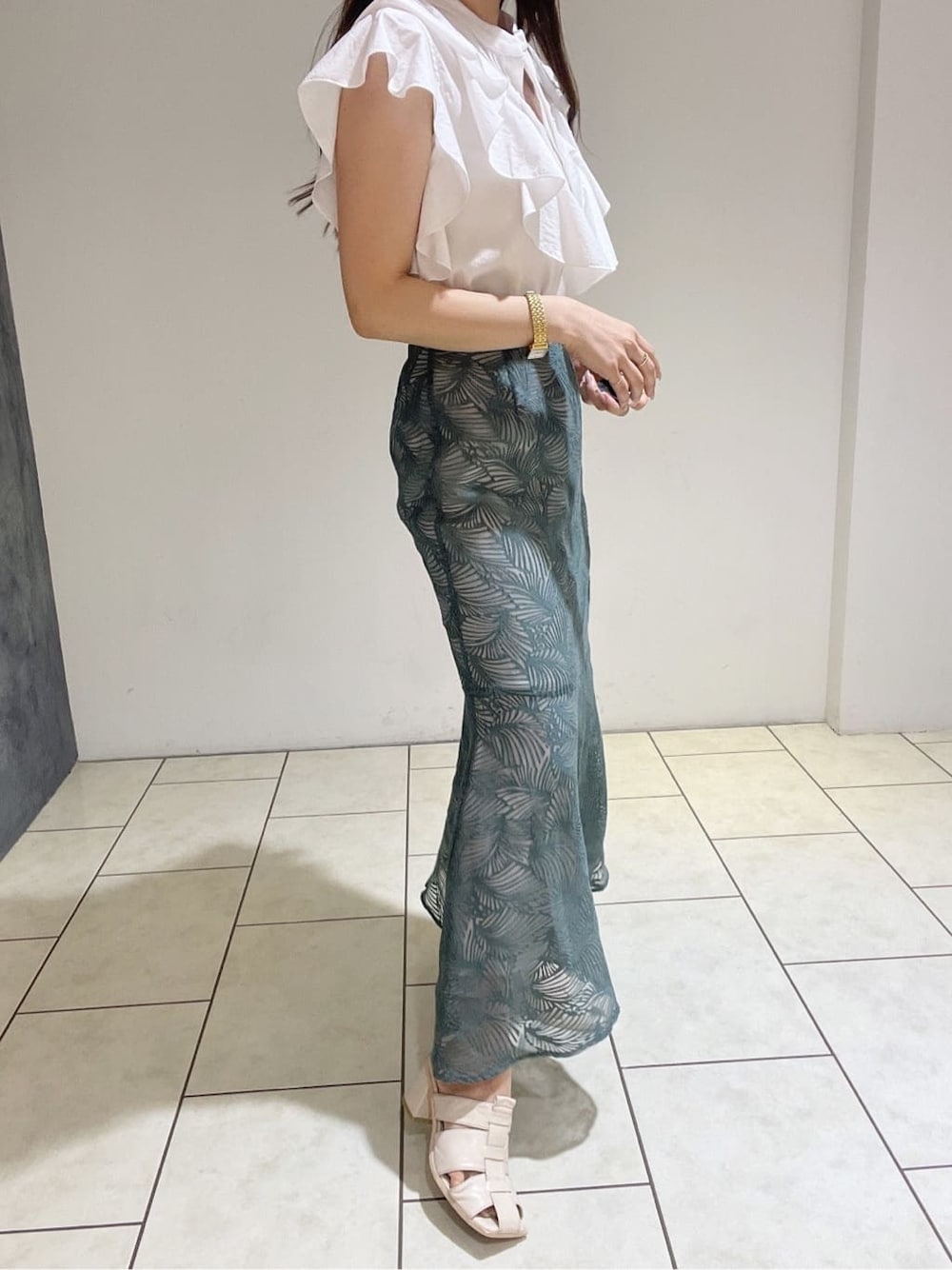 ホワイト系のサンダル、ブルー系のスカート、ホワイト系のシャツ/ブラウスを着用したレディースの夏コーディネートの8枚目の写真