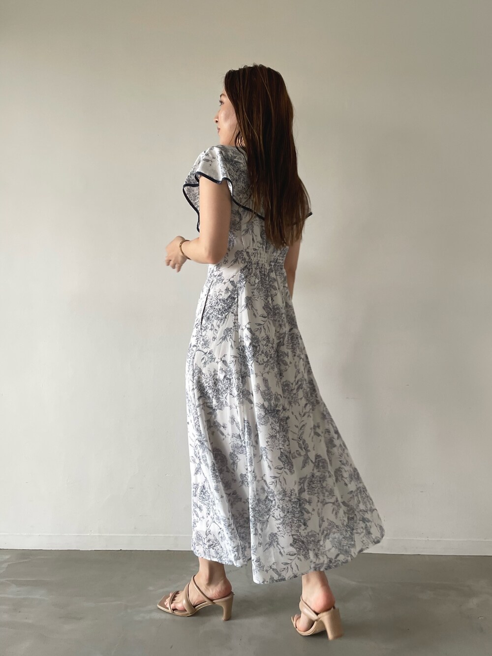 ブルー系のワンピース、ベージュ系のサンダルを着用したレディースの夏コーディネートの3枚目の写真