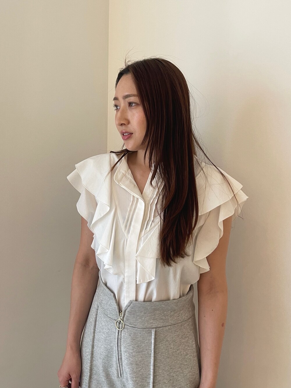 レッド系のサンダル、ホワイト系のシャツ/ブラウス、グレー系のスウェットパンツを着用したレディースの春コーディネートの9枚目の写真