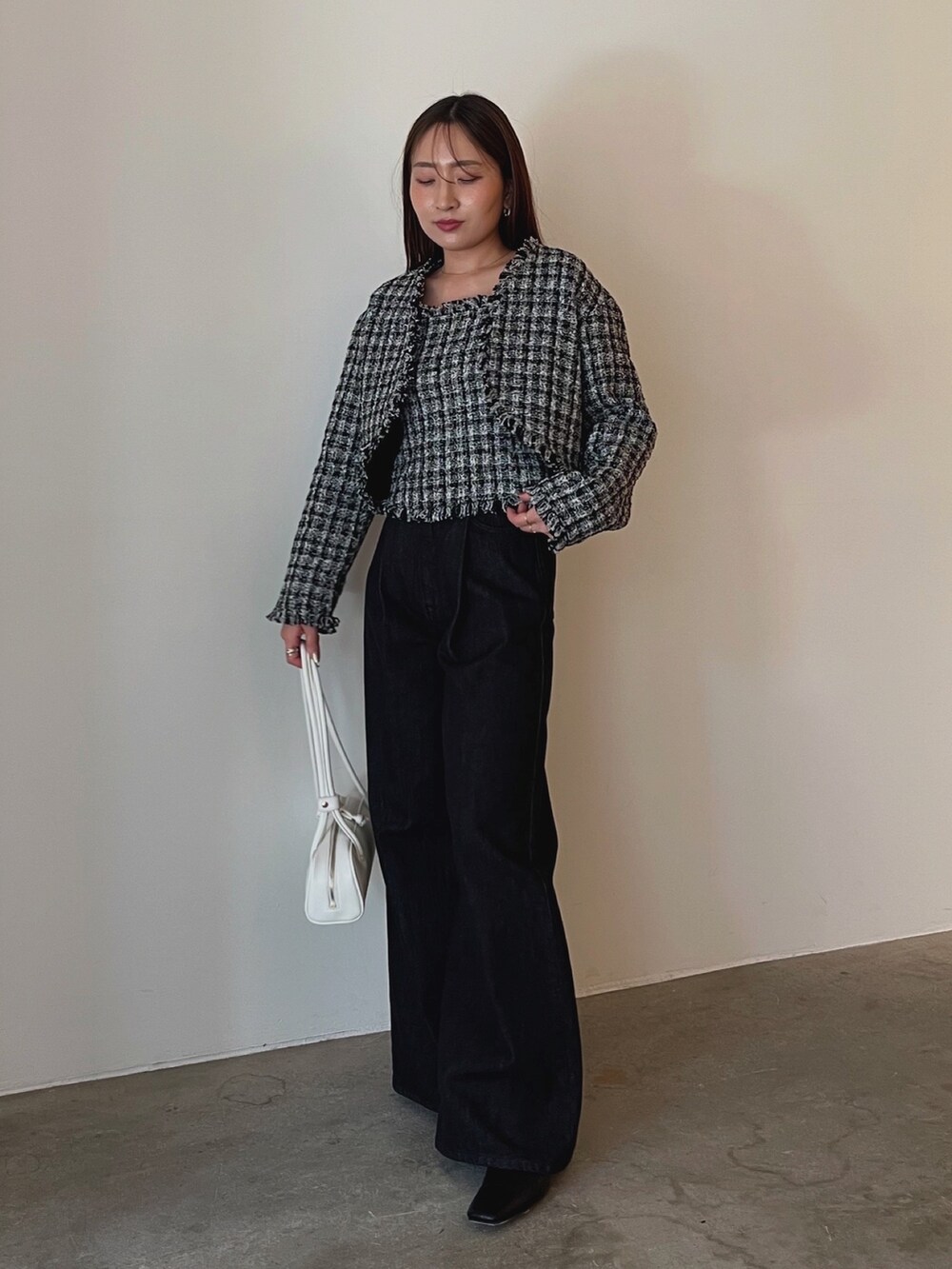 ブラック系のブーツ、ブラック系のテーラードジャケット、ブラック系のデニムパンツを着用したレディースの夏コーディネートの5枚目の写真