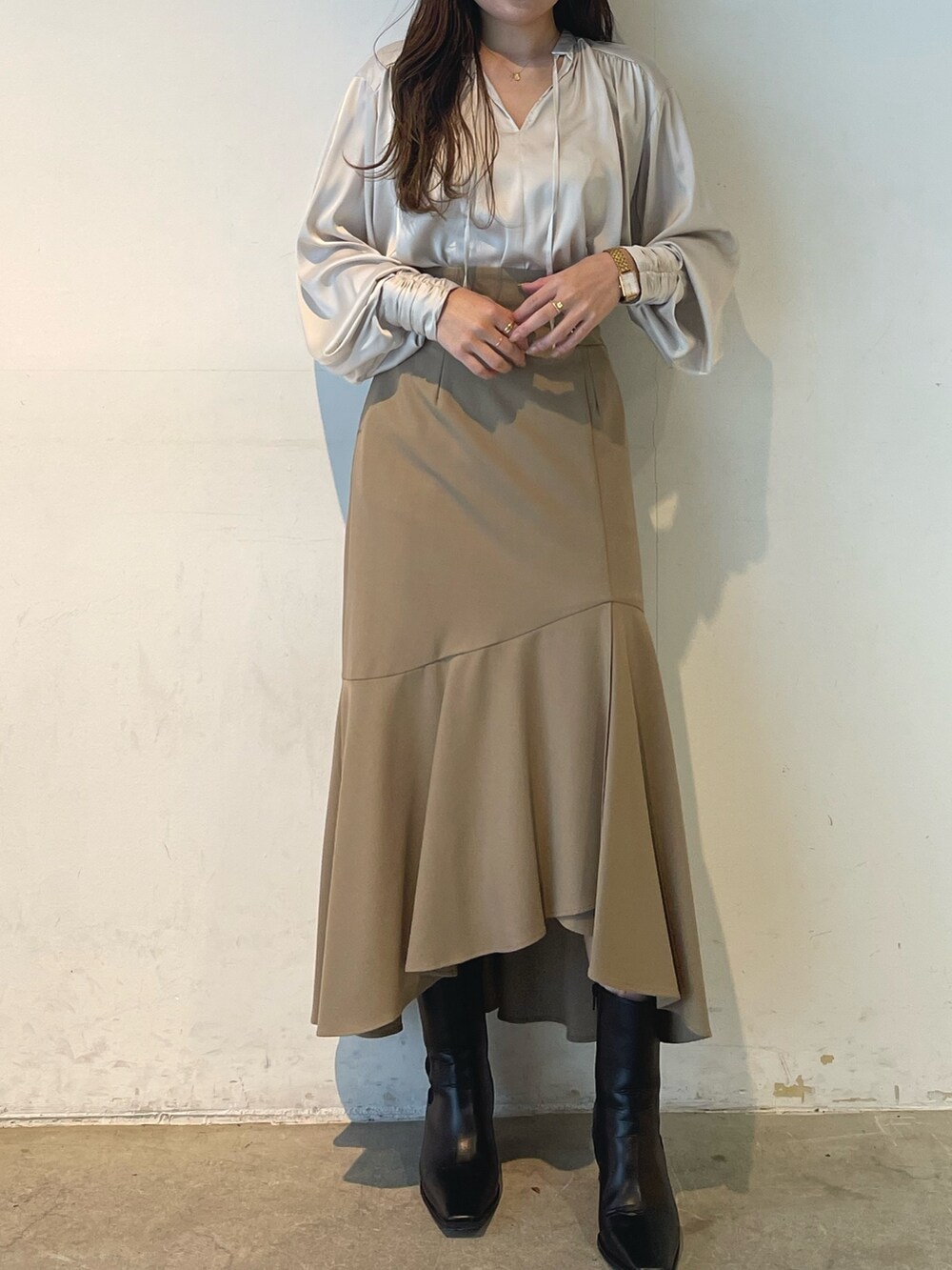 ホワイト系のシャツ/ブラウス、ベージュ系のスカートを着用したレディースの冬コーディネートの3枚目の写真