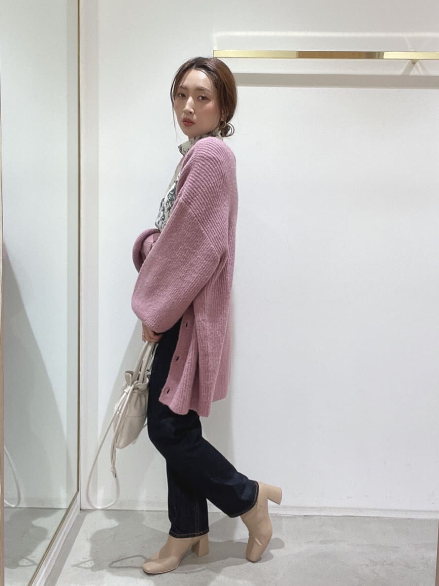 グレー系のシャツ/ブラウス、ベージュ系のブーツ、ブルー系のデニムパンツを着用したレディースの秋コーディネートの5枚目の写真