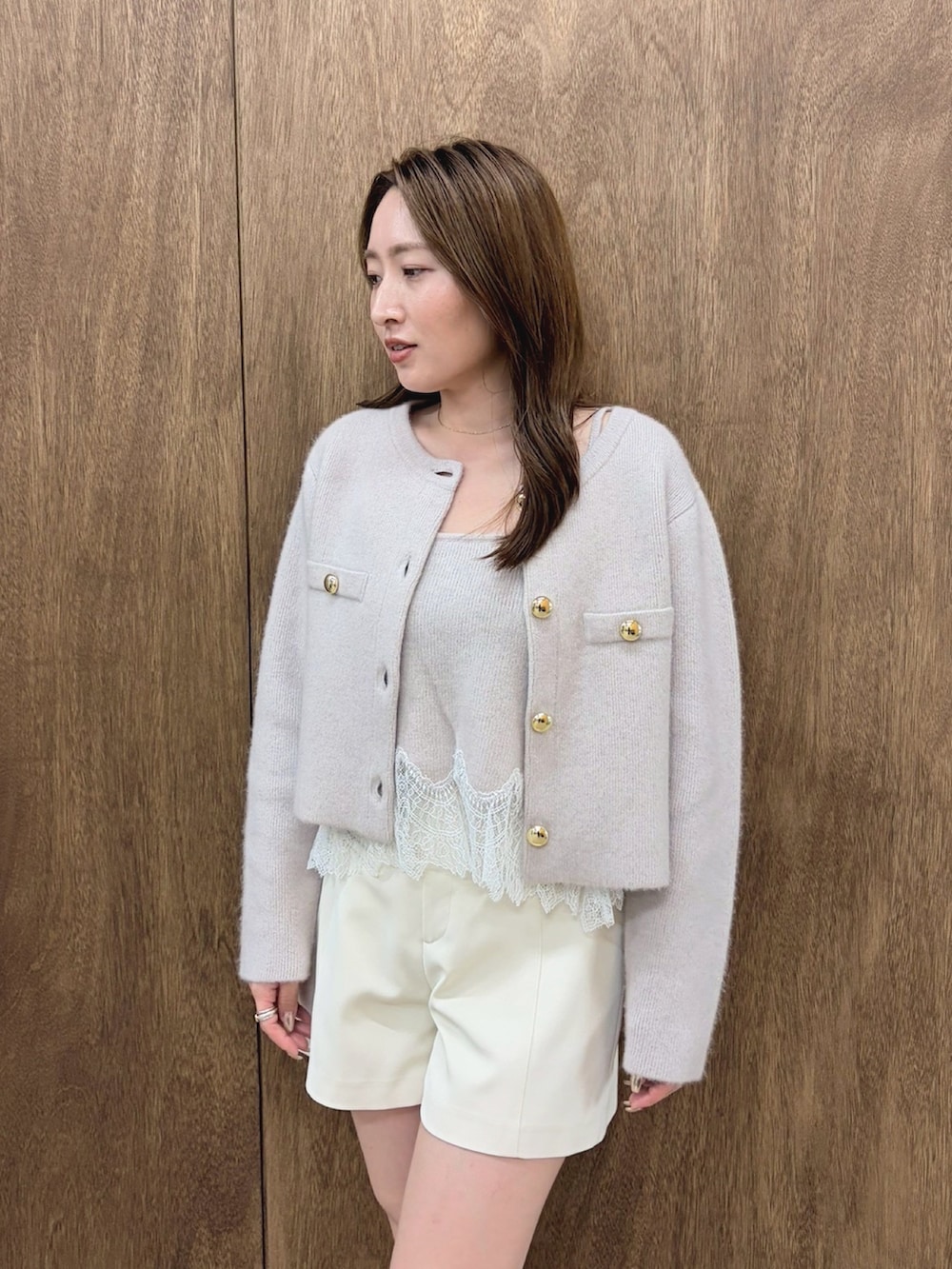 ホワイト系のその他パンツ、ベージュ系のキャミソール、ベージュ系のノーカラージャケットを着用したレディースの夏コーディネートの6枚目の写真