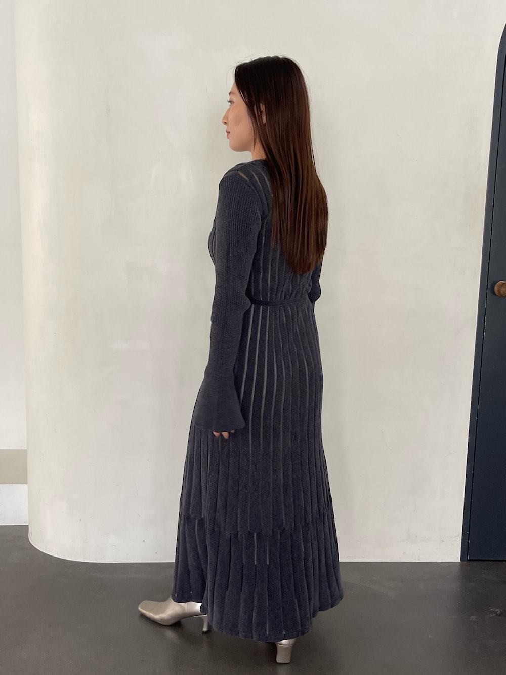 グレー系のワンピース、シルバー系のブーツを着用したレディースの秋コーディネートの4枚目の写真