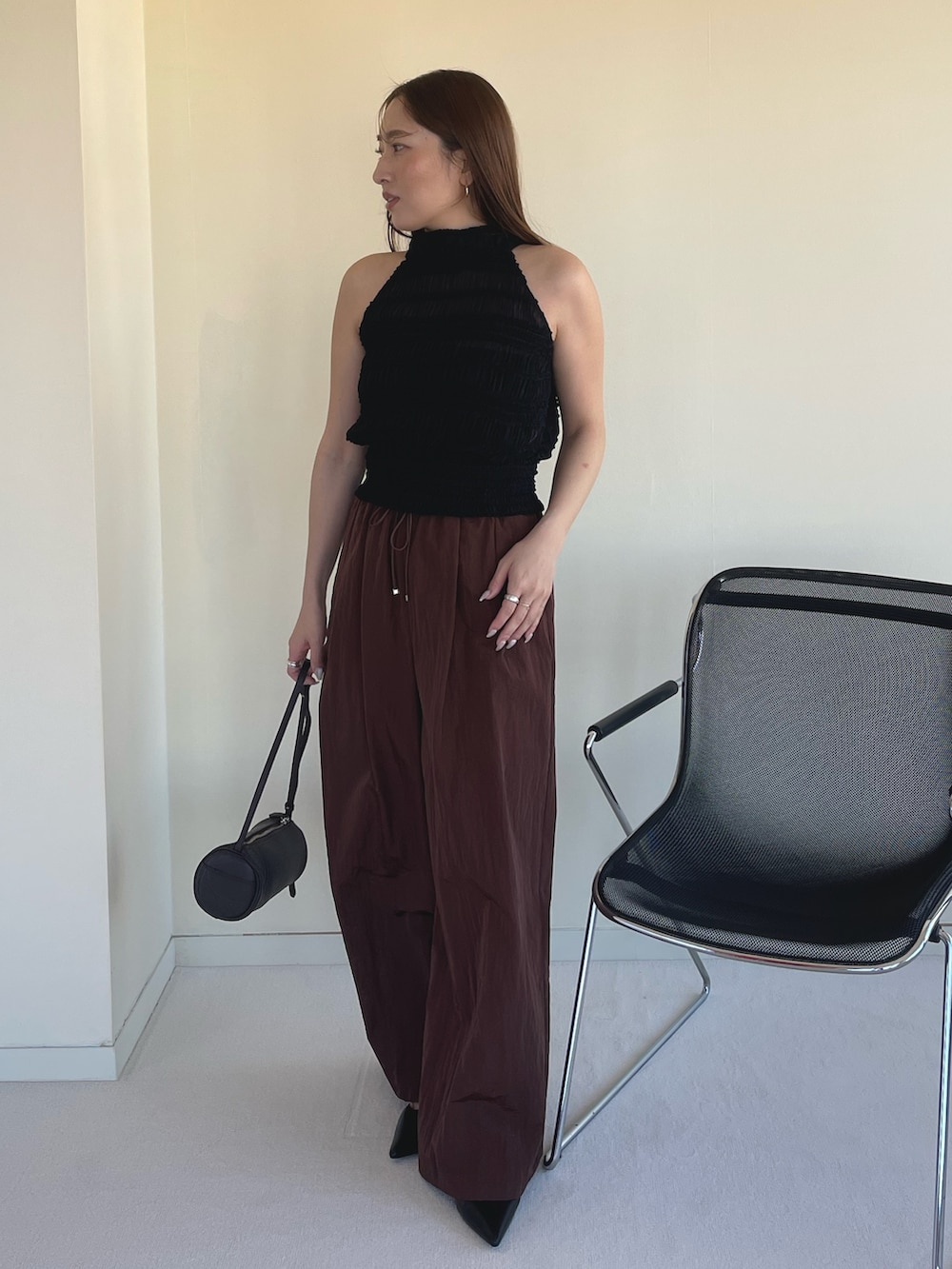 ブラウン系のその他パンツ、ブラック系のパンプス、ブラック系のシャツ/ブラウスを着用したレディースの春コーディネートの8枚目の写真