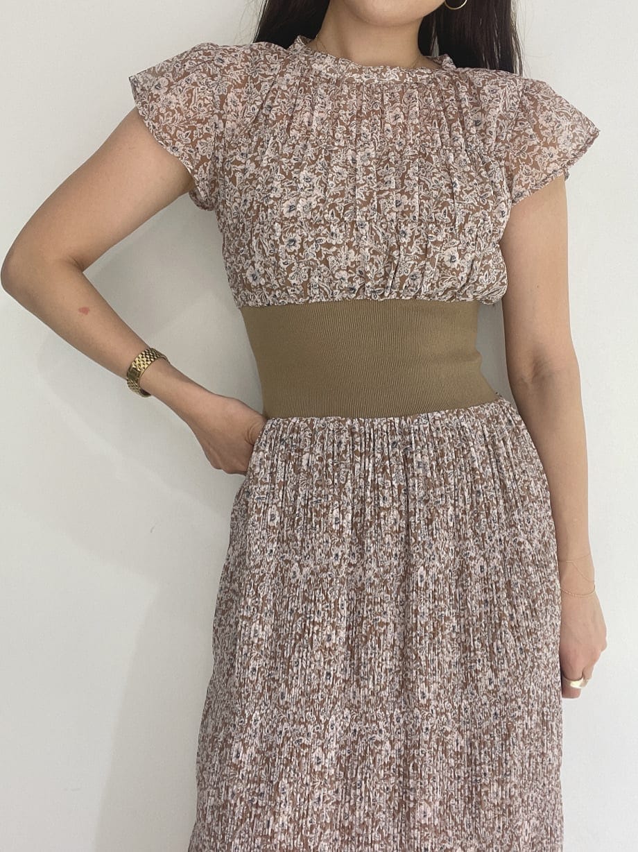 ホワイト系のサンダル、ベージュ系のワンピースを着用したレディースの夏コーディネートの8枚目の写真