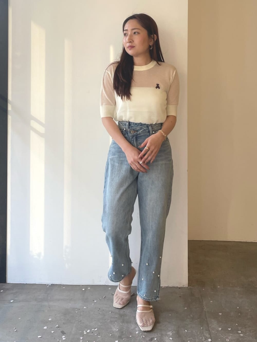 ホワイト系のサンダル、ブルー系のデニムパンツ、ホワイト系のTシャツ/カットソーを着用したレディースの春コーディネートの2枚目の写真