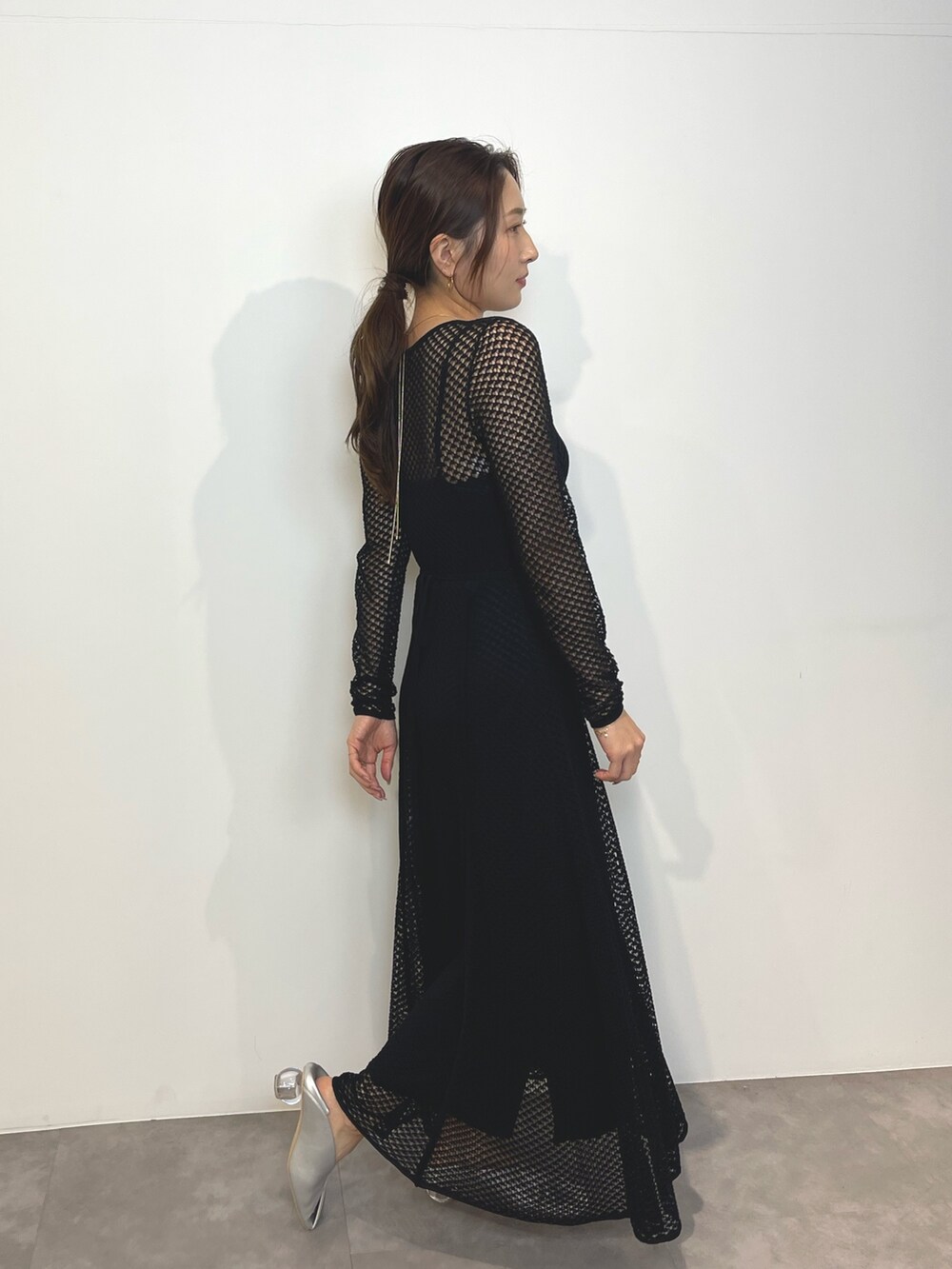 ブラック系のワンピース、シルバー系のパンプスを着用したレディースの春コーディネートの4枚目の写真