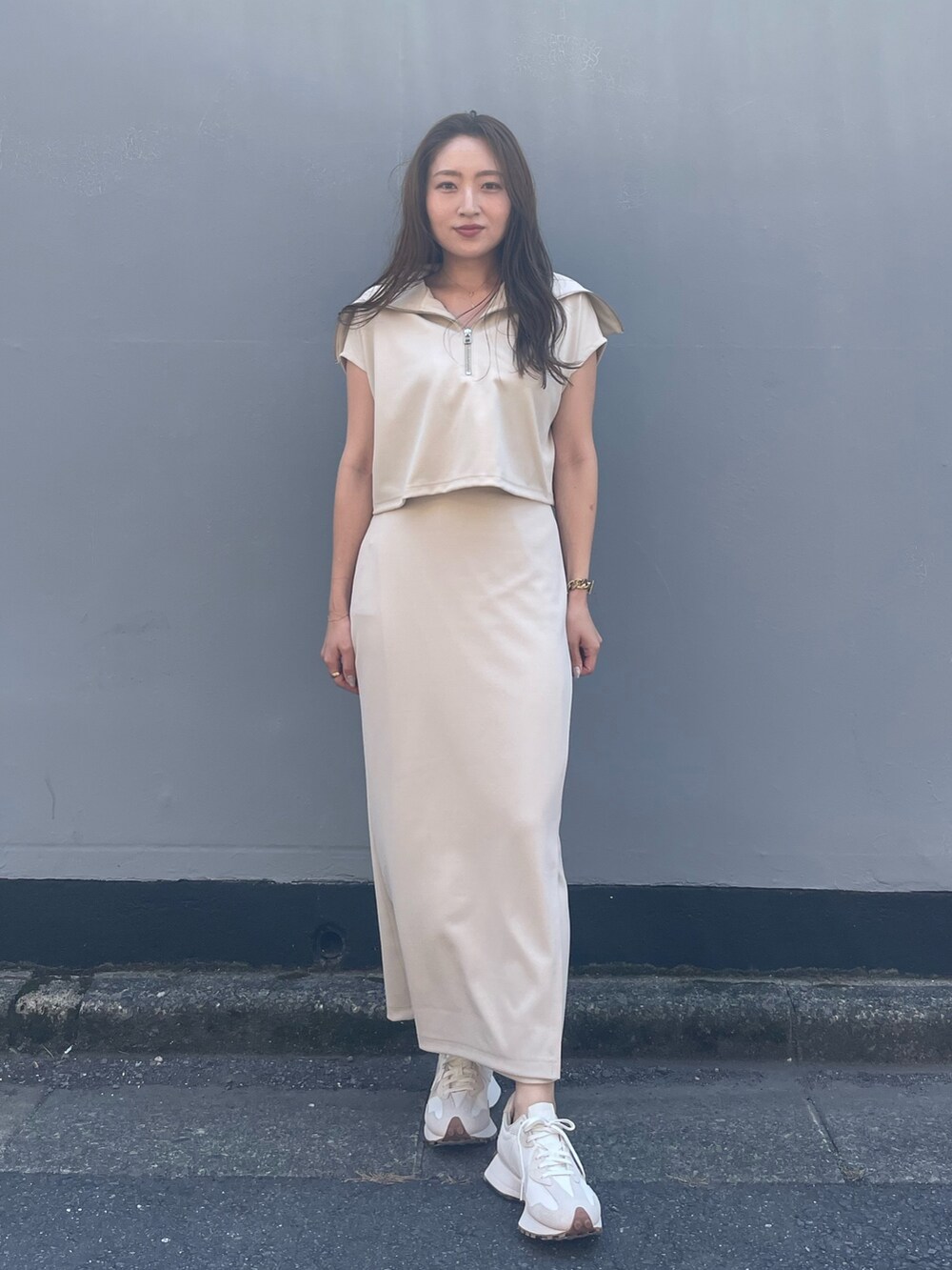 ホワイト系のTシャツ/カットソー、ホワイト系のスカートを着用したレディースの夏コーディネートの3枚目の写真