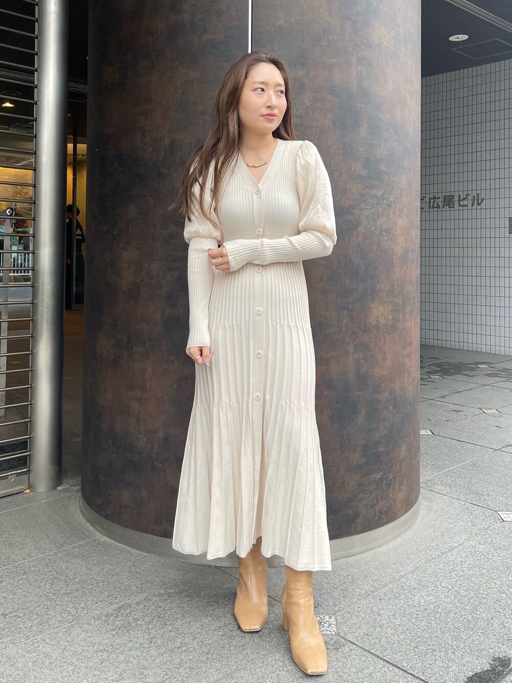 ホワイト系のワンピース、ベージュ系のブーツ、ホワイト系のブーツを着用したレディースの冬コーディネートの2枚目の写真