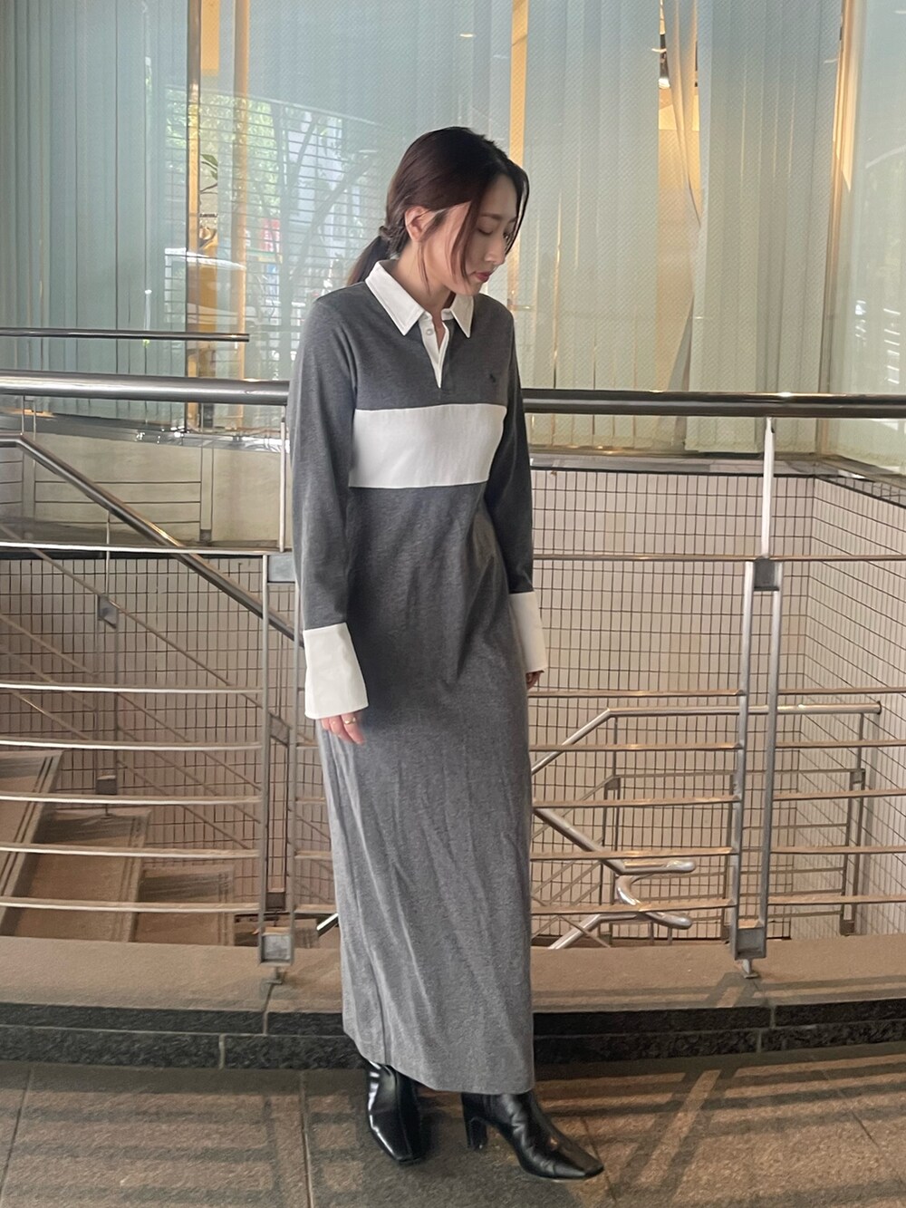 ブラック系のブーツ、グレー系のワンピースを着用したレディースの夏コーディネートの4枚目の写真
