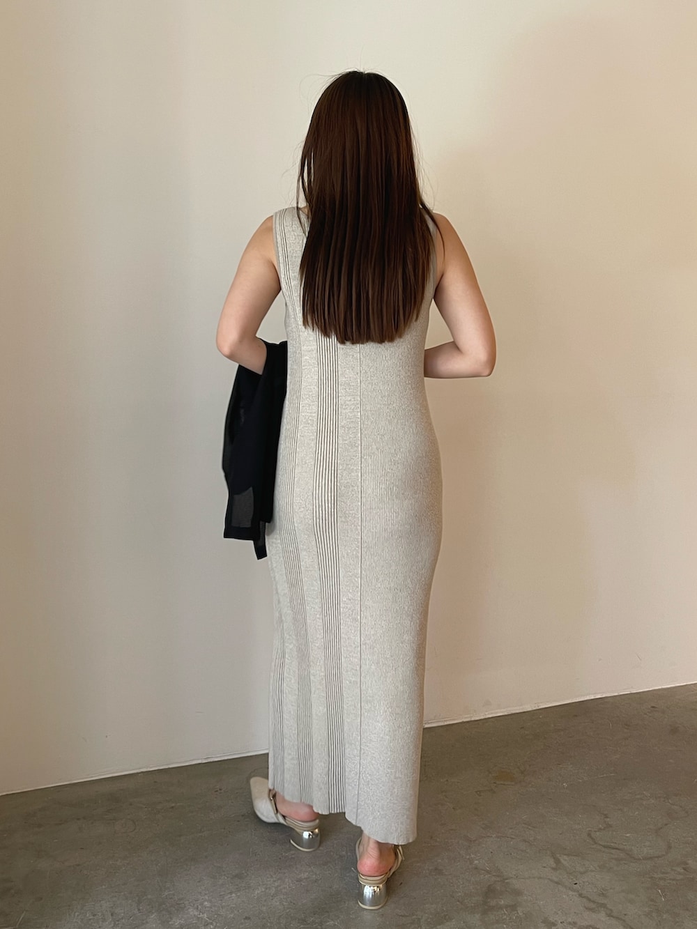 ベージュ系のワンピース、ブラック系のテーラードジャケット、ベージュ系のパンプスを着用したレディースの夏コーディネートの9枚目の写真