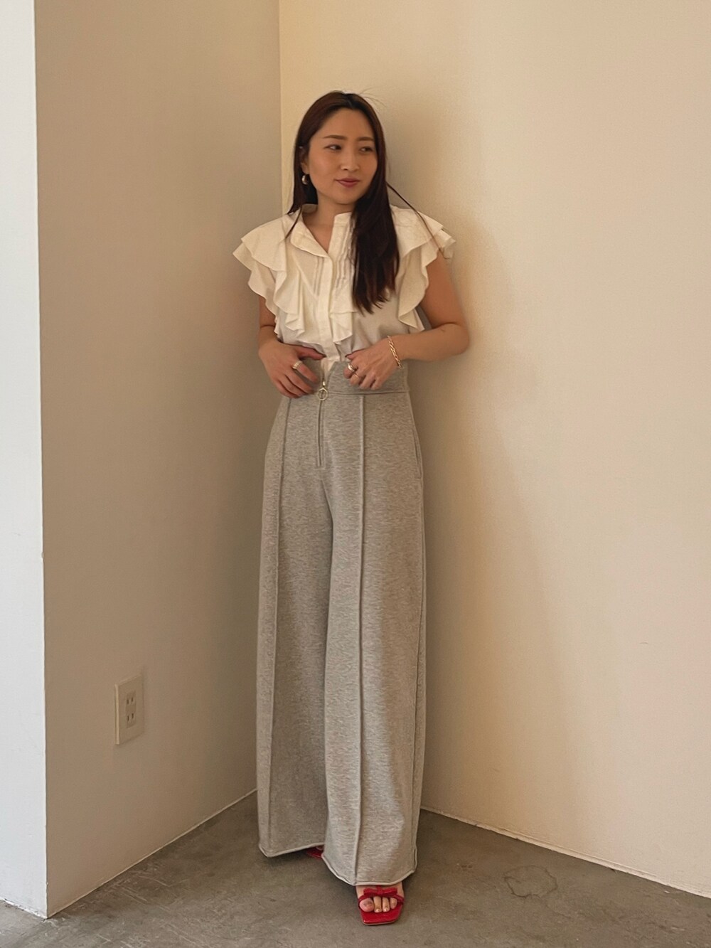 レッド系のサンダル、ホワイト系のシャツ/ブラウス、グレー系のスウェットパンツを着用したレディースの春コーディネートの8枚目の写真