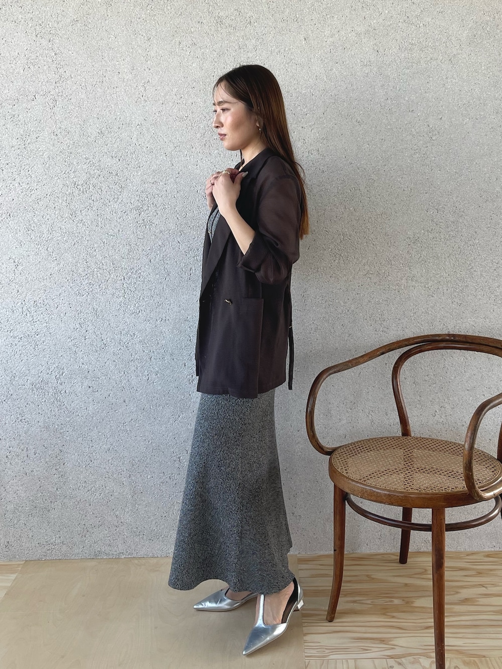 シルバー系のパンプス、ブラック系のワンピース、ブラウン系のテーラードジャケットを着用したレディースの春コーディネートの4枚目の写真