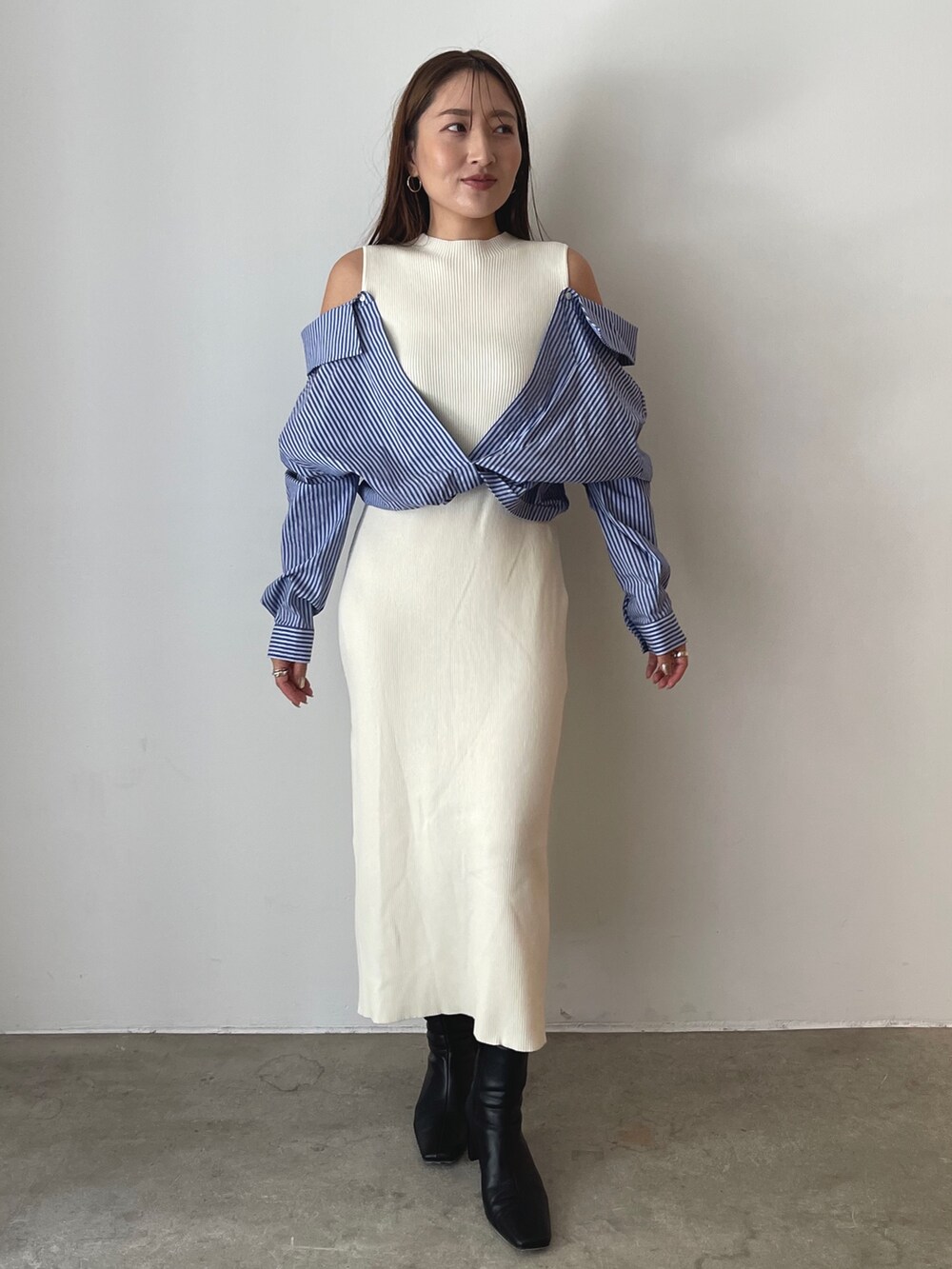 ブラック系のブーツ、ホワイト系のワンピースを着用したレディースの秋コーディネートの4枚目の写真