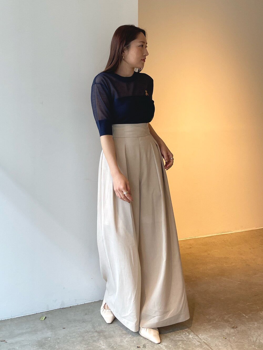 ホワイト系のサンダル、ブルー系のTシャツ/カットソー、ベージュ系のその他パンツを着用したレディースの春コーディネートの2枚目の写真