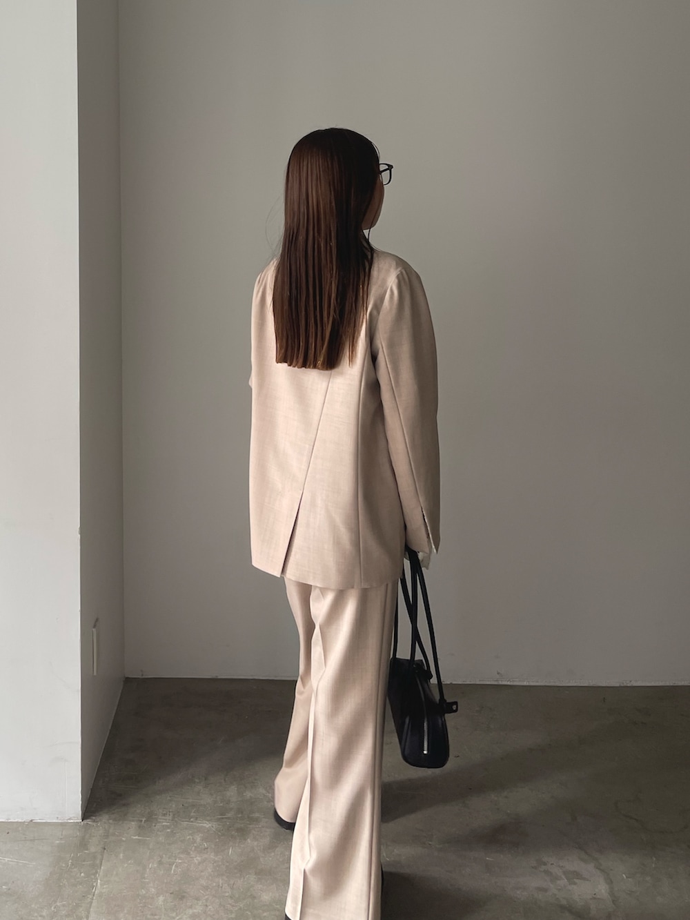ブラック系のショルダーバッグ、ベージュ系のその他パンツ、ホワイト系のシャツ/ブラウスを着用したレディースの冬コーディネートの7枚目の写真