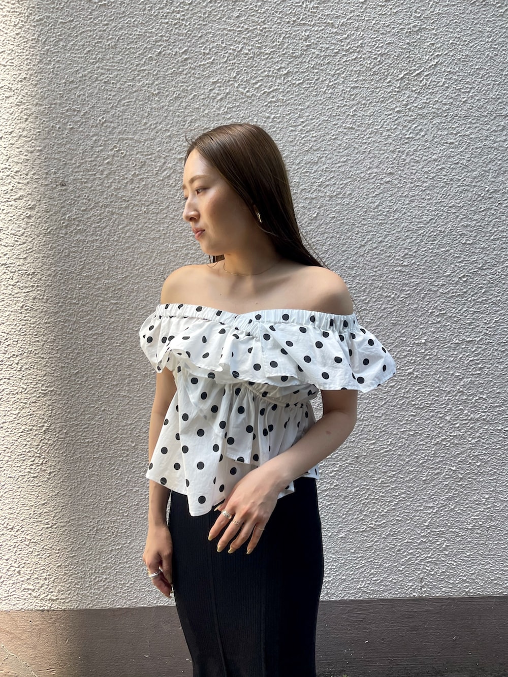 ブラック系のスカート、その他のシャツ/ブラウスを着用したレディースの夏コーディネートの3枚目の写真