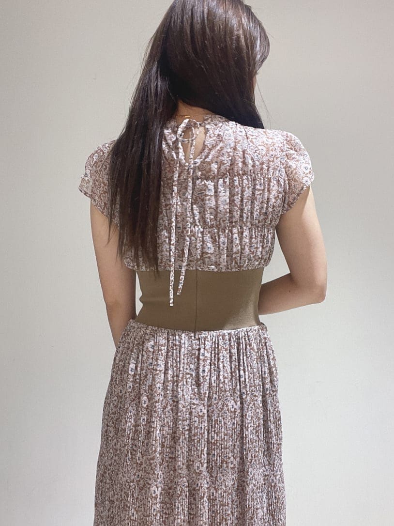 ホワイト系のサンダル、ベージュ系のワンピースを着用したレディースの夏コーディネートの9枚目の写真