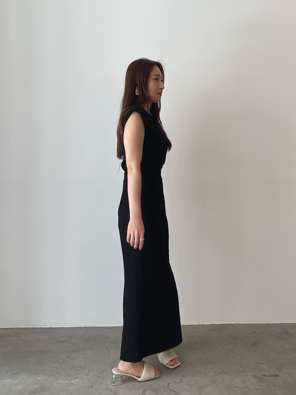 ホワイト系のサンダル、ブラック系のTシャツ/カットソー、ブラック系のスカートを着用したレディースの春コーディネートの6枚目の写真