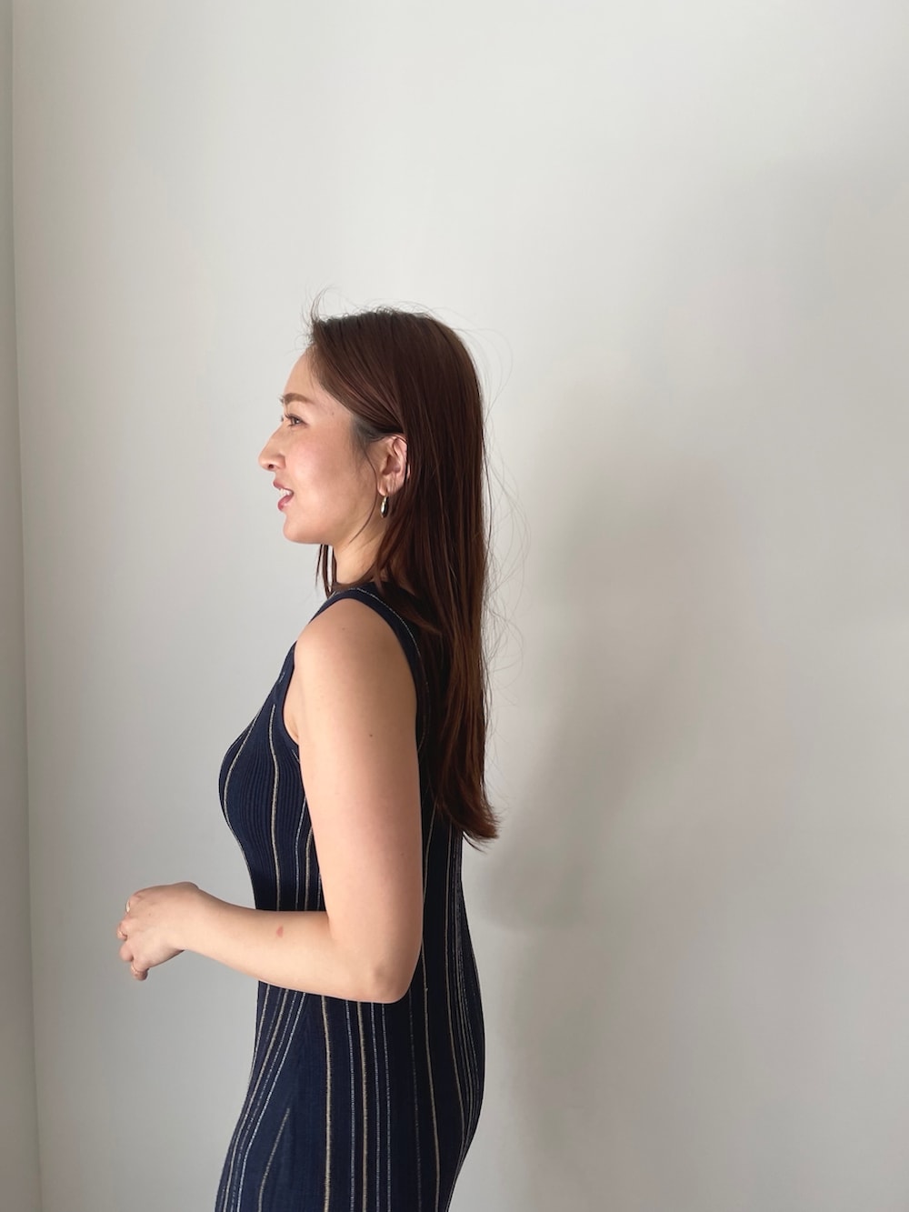 ブラック系のサンダル、ブルー系のワンピースを着用したレディースの春コーディネートの8枚目の写真