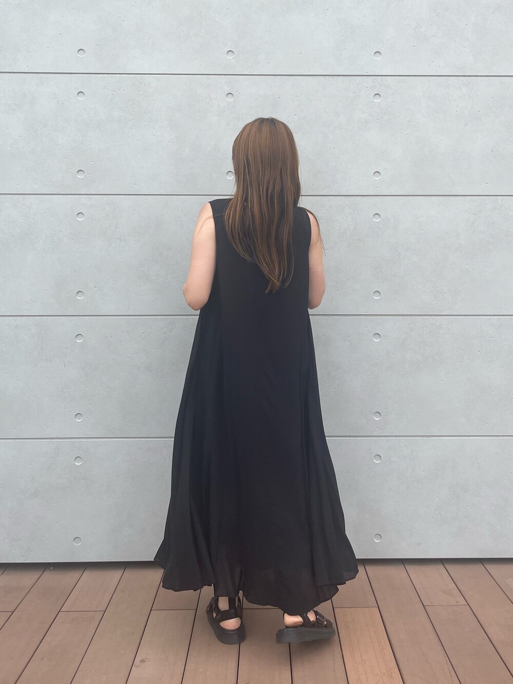 ブラック系のワンピースを着用したレディースの夏コーディネートの4枚目の写真