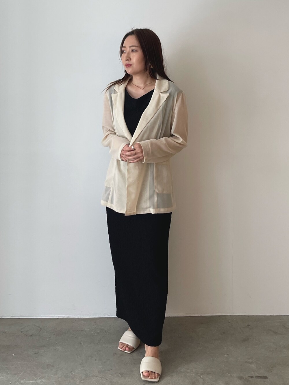 ホワイト系のサンダル、ブラック系のスカート、ブラック系のTシャツ/カットソーを着用したレディースの春コーディネートの4枚目の写真