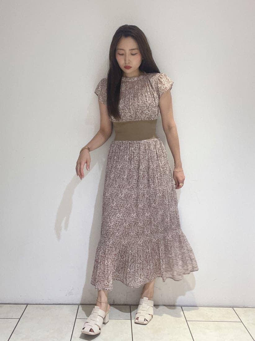 ホワイト系のサンダル、ベージュ系のワンピースを着用したレディースの夏コーディネートの4枚目の写真