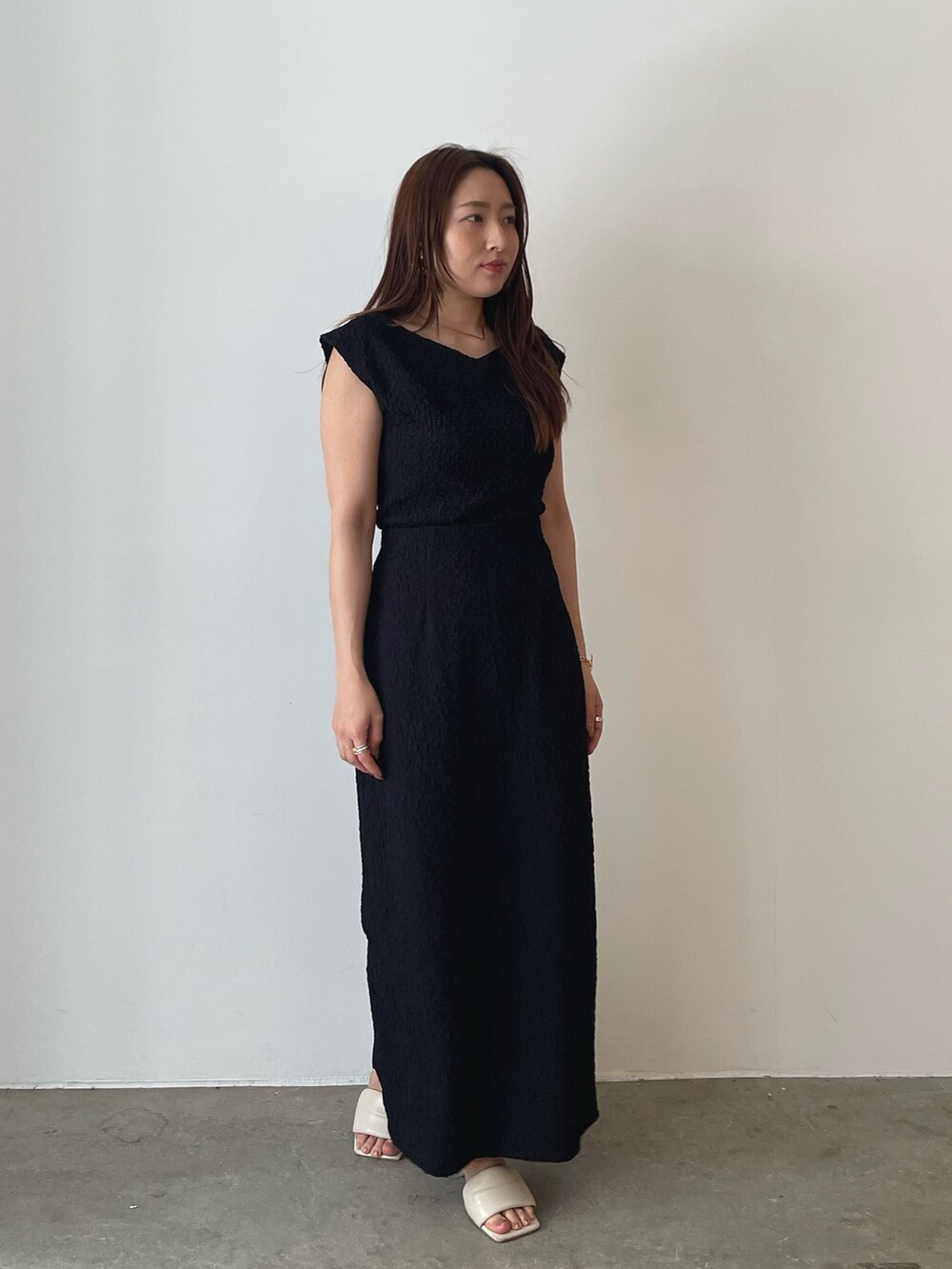 ホワイト系のサンダル、ブラック系のTシャツ/カットソー、ブラック系のスカートを着用したレディースの春コーディネートの3枚目の写真