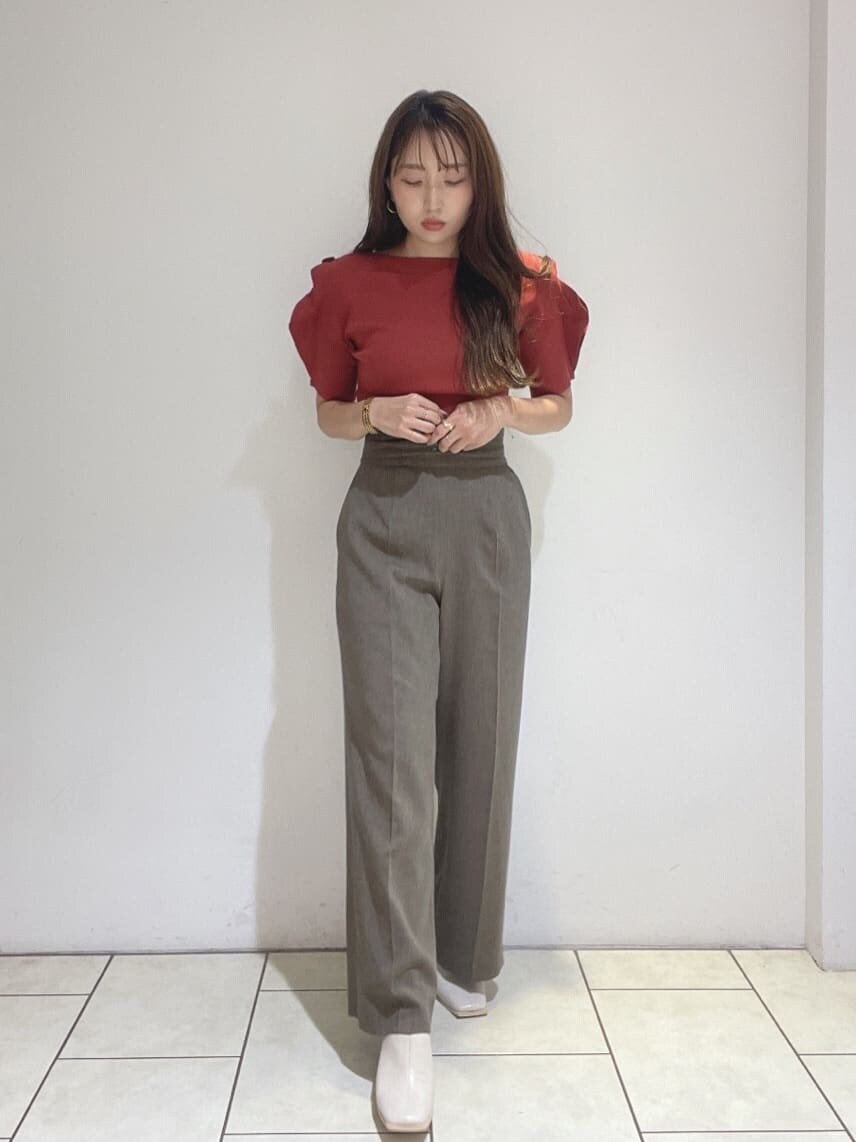 ホワイト系のサンダル、ブラウン系のその他パンツ、オレンジ系のニット/セーターを着用したレディースの夏コーディネートの2枚目の写真