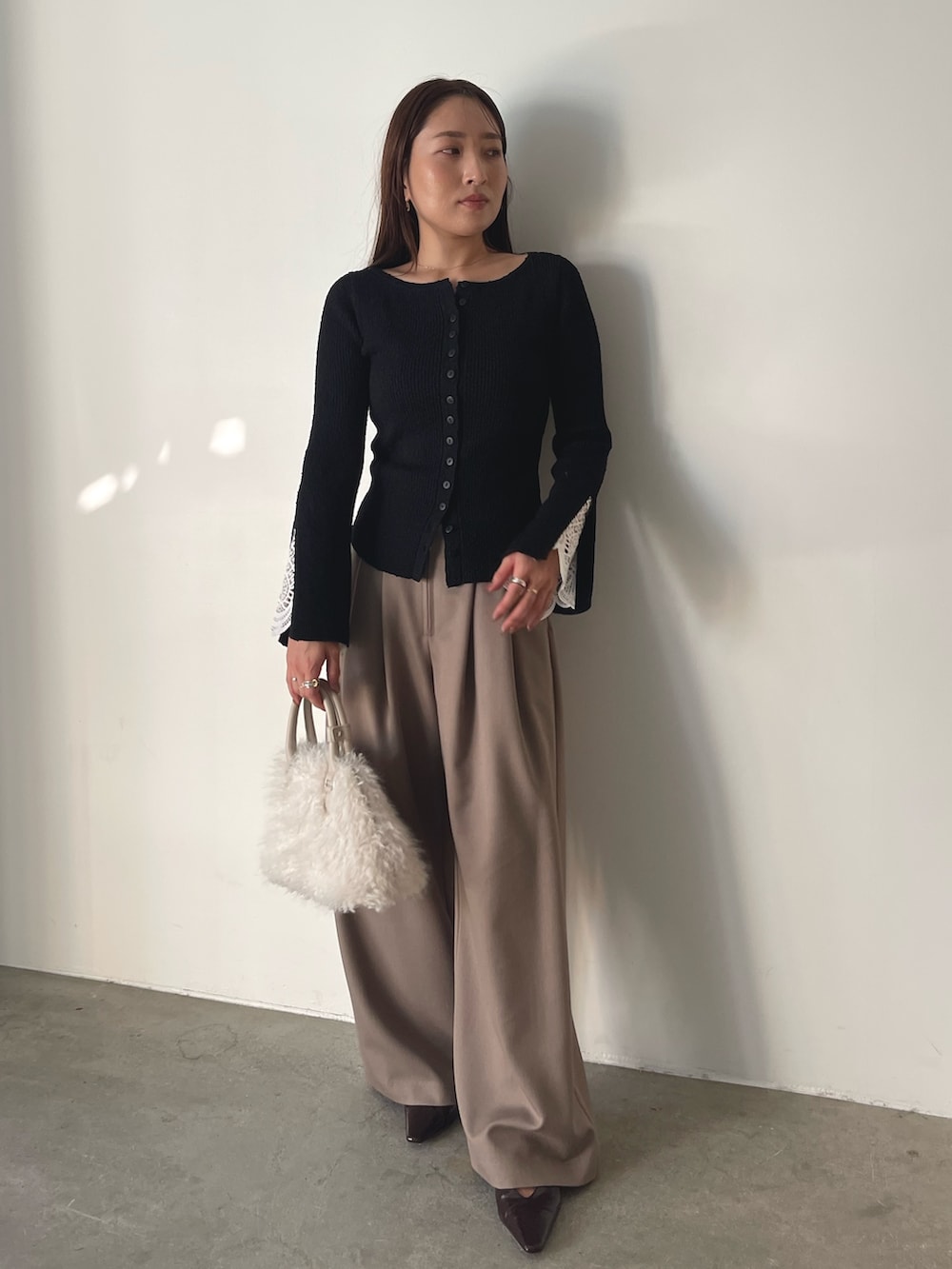 ホワイト系のボストンバッグ、ブラウン系のその他パンツ、ブラウン系のパンプスを着用したレディースの秋コーディネートの2枚目の写真