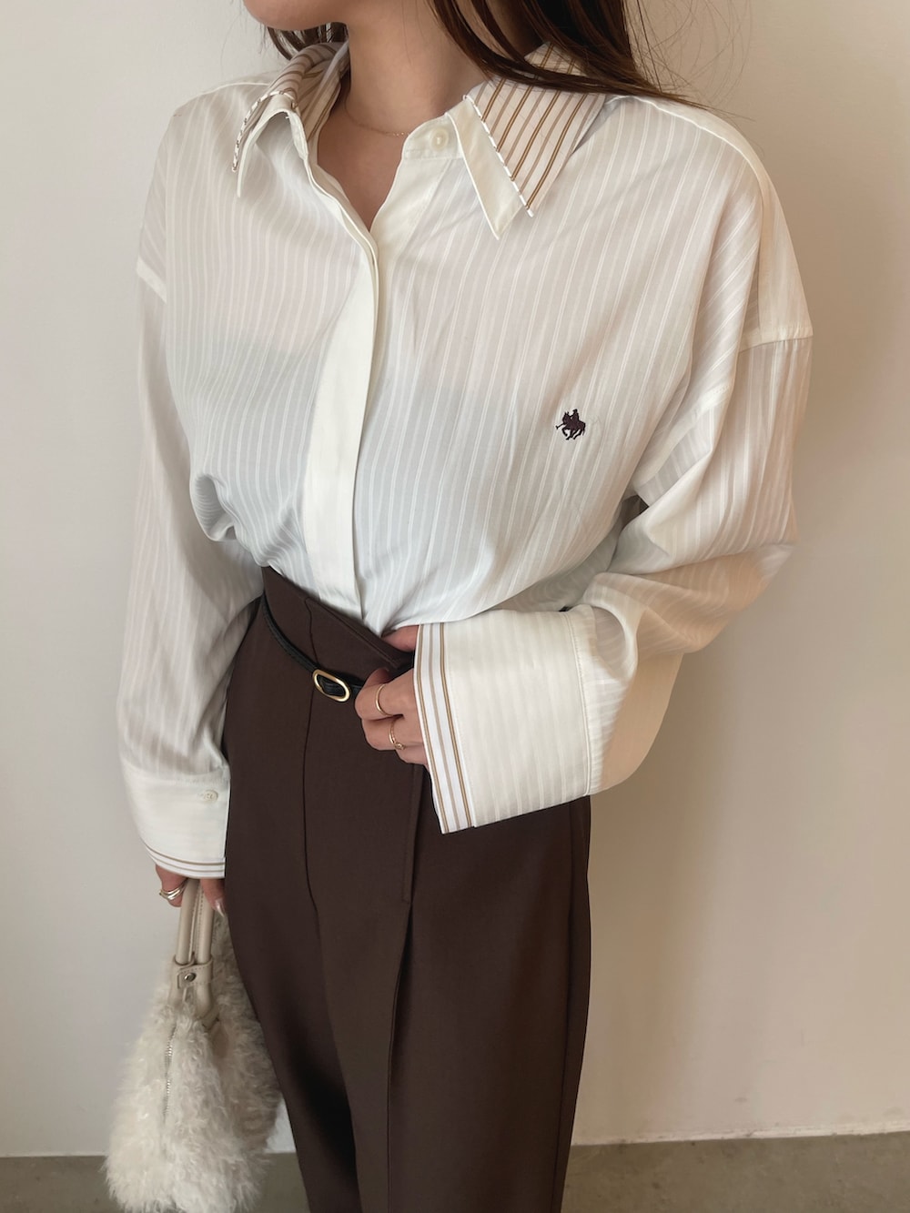 ホワイト系のボストンバッグ、ホワイト系のシャツ/ブラウス、ブラウン系のその他パンツを着用したレディースの夏コーディネートの10枚目の写真