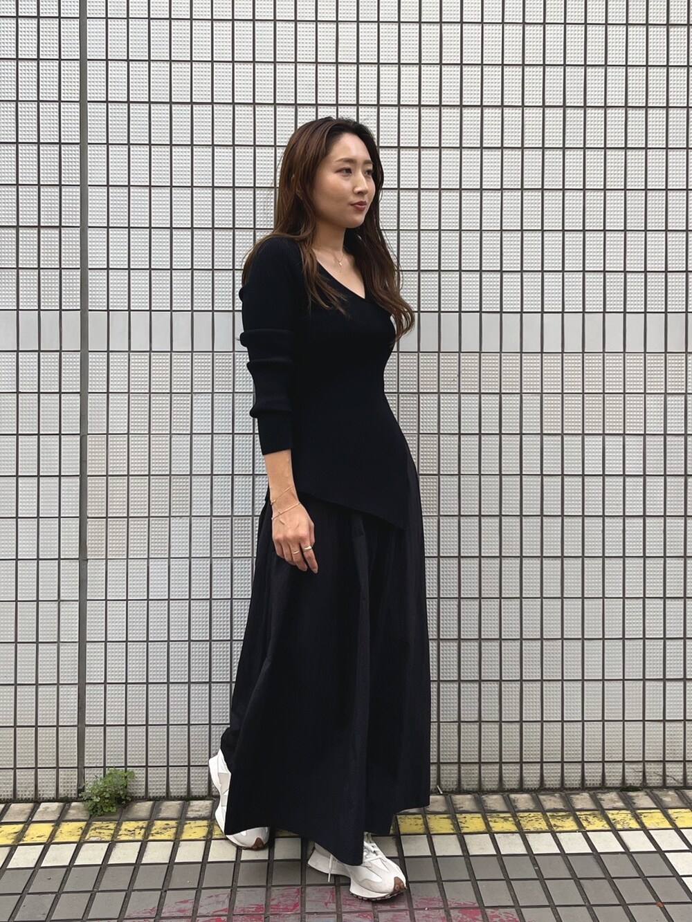 ブラック系のワンピースを着用したレディースの冬コーディネートの2枚目の写真