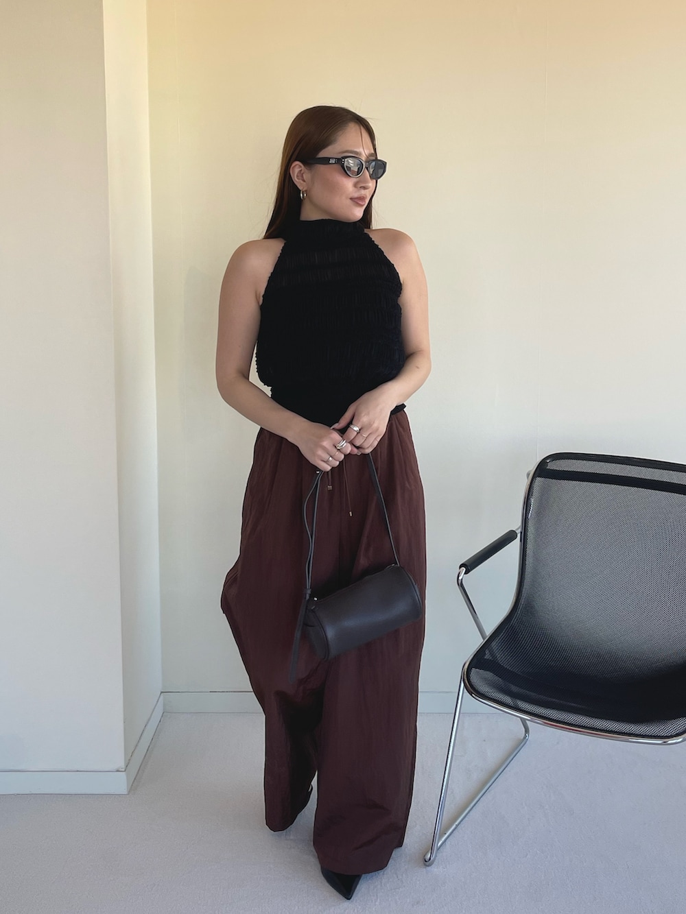 ブラウン系のその他パンツ、ブラック系のパンプス、ブラック系のシャツ/ブラウスを着用したレディースの春コーディネートの4枚目の写真