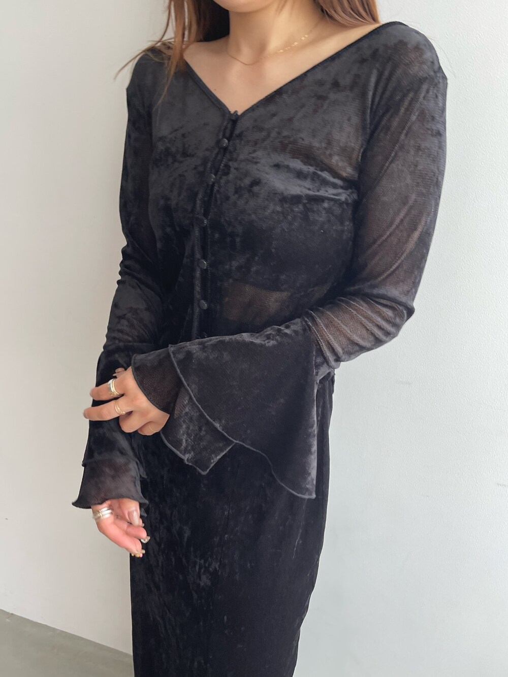 ブラウン系のパンプス、ブラック系のTシャツ/カットソー、ブラック系のスカートを着用したレディースの夏コーディネートの6枚目の写真