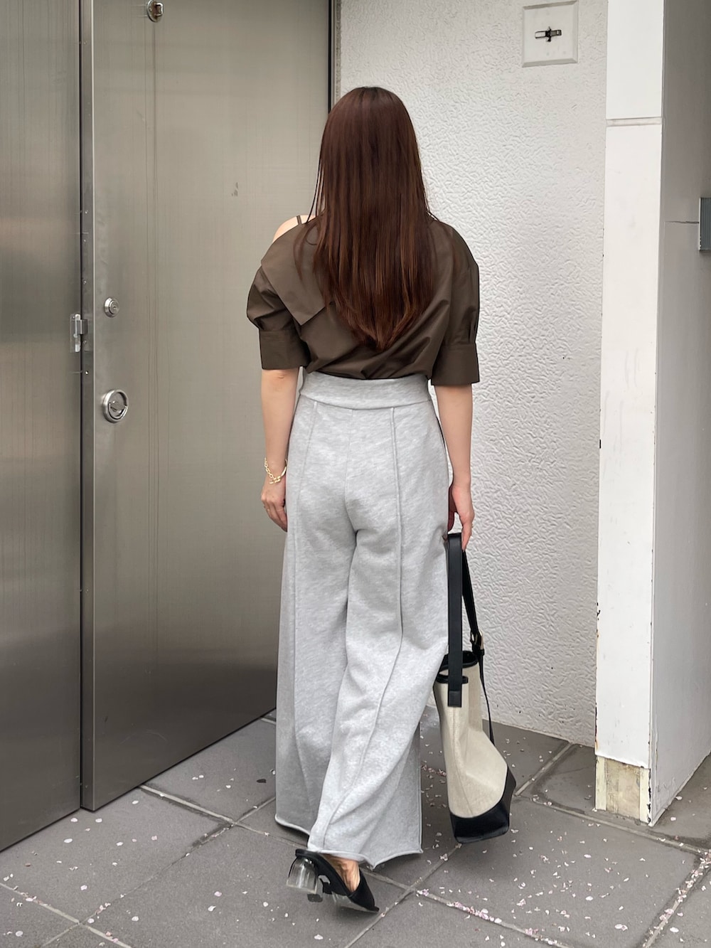 ブラック系のサンダル、グレー系のスウェットパンツ、ブラウン系のシャツ/ブラウスを着用したレディースの春コーディネートの5枚目の写真