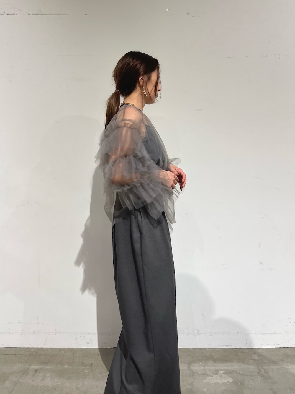 ブラック系のパンプス、グレー系のシャツ/ブラウス、グレー系のドレスを着用したレディースの秋コーディネートの4枚目の写真