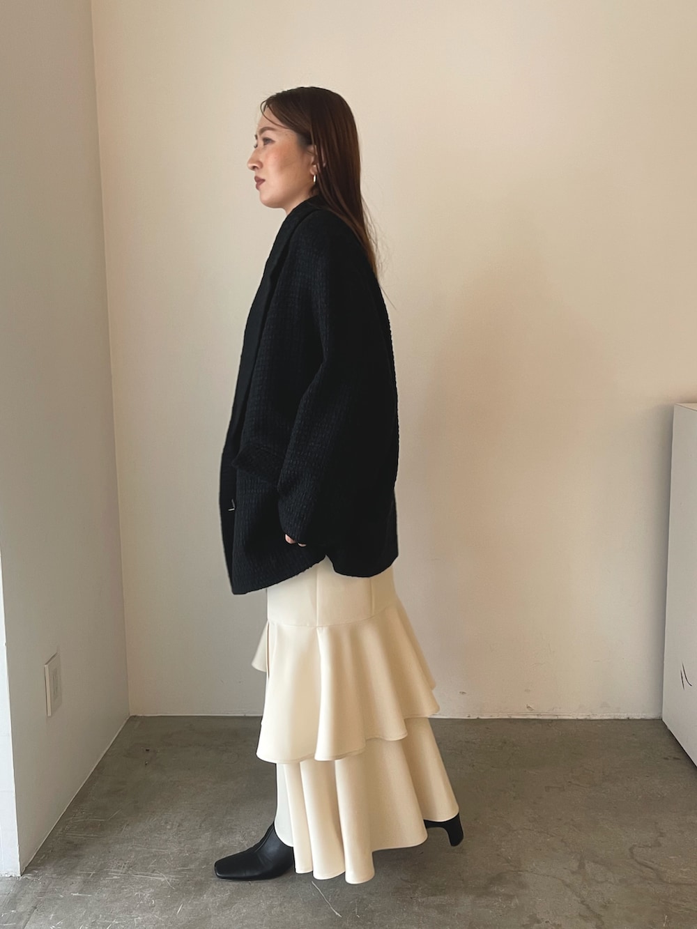 ベージュ系のワンピース、ブラック系のブーツ、ブラウン系のショルダーバッグを着用したレディースの冬コーディネートの7枚目の写真