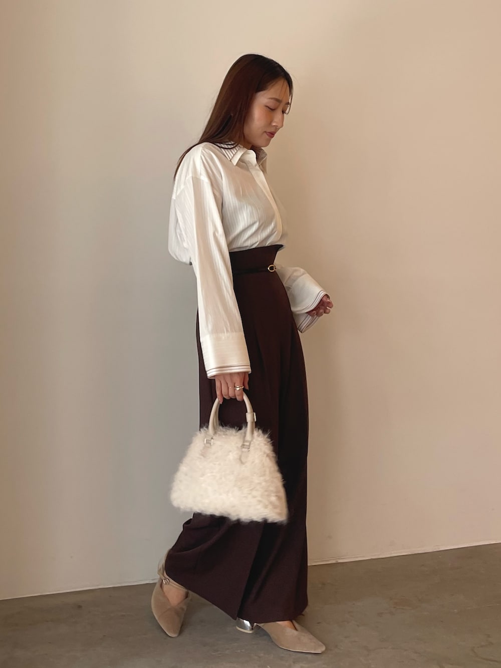 ホワイト系のボストンバッグ、ホワイト系のシャツ/ブラウス、ブラウン系のその他パンツを着用したレディースの夏コーディネートの5枚目の写真