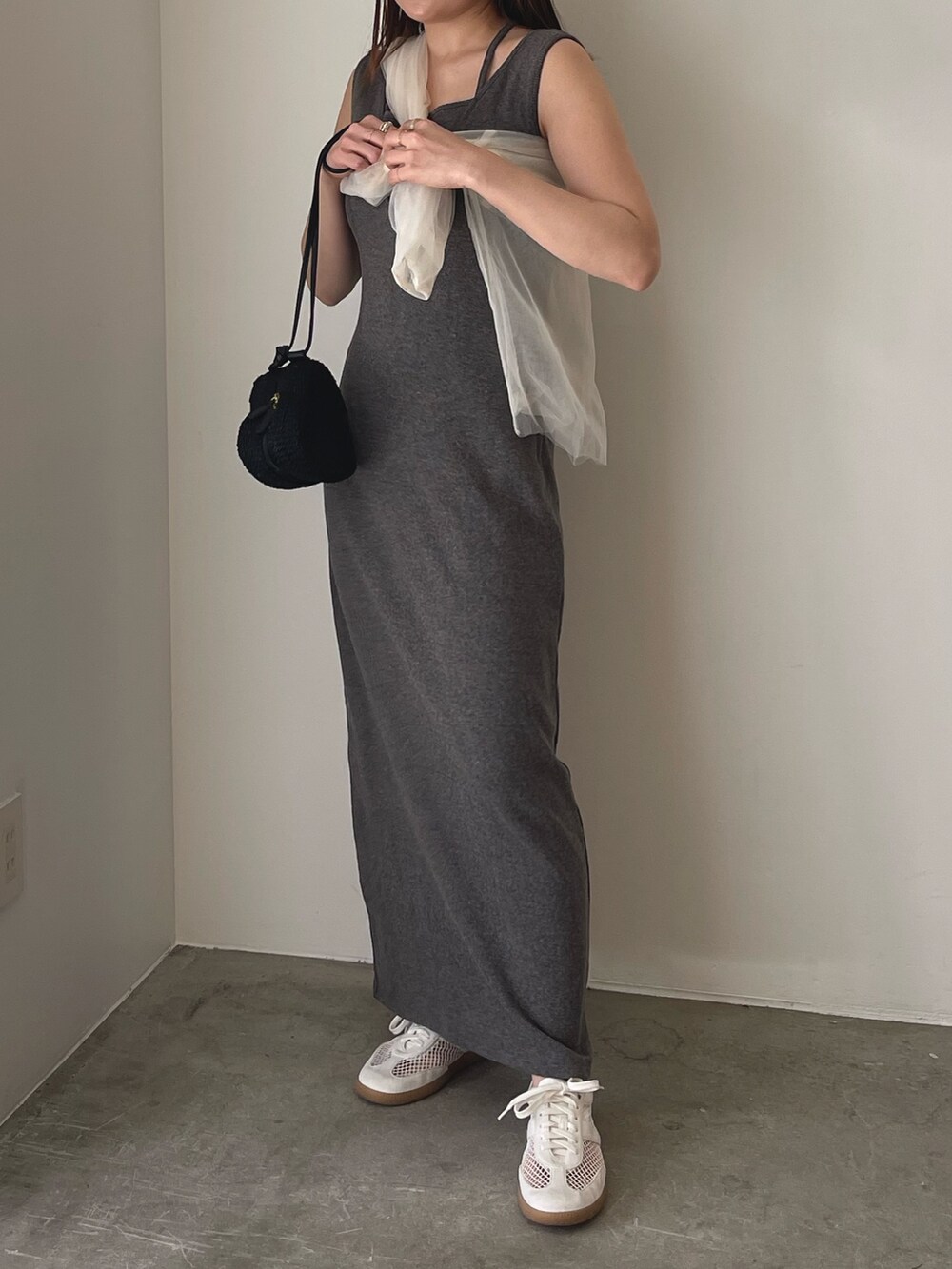 ホワイト系のスニーカー、グレー系のワンピース、ホワイト系のシャツ/ブラウスを着用したレディースの春コーディネートの3枚目の写真