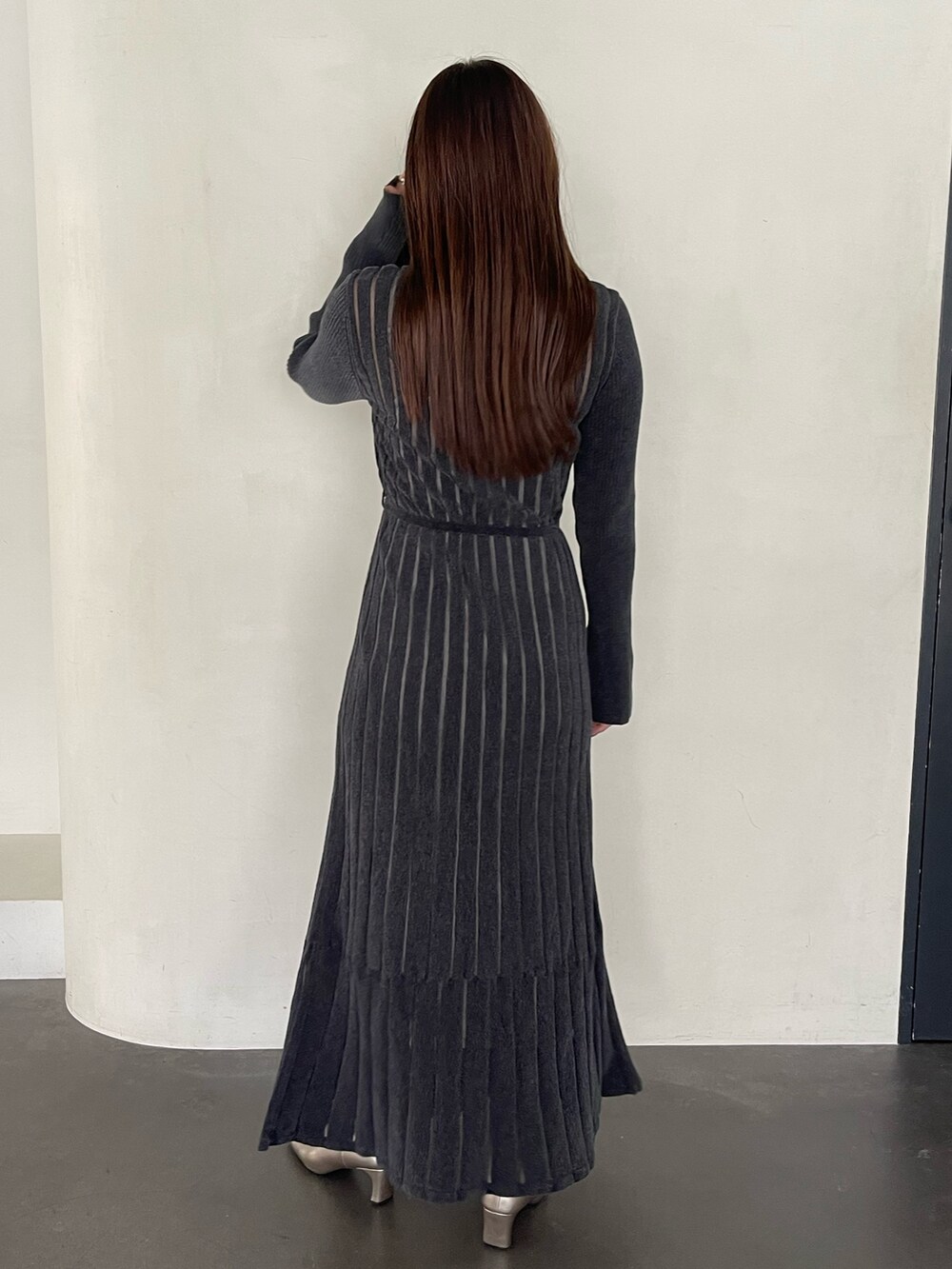 グレー系のワンピース、シルバー系のブーツを着用したレディースの秋コーディネートの5枚目の写真