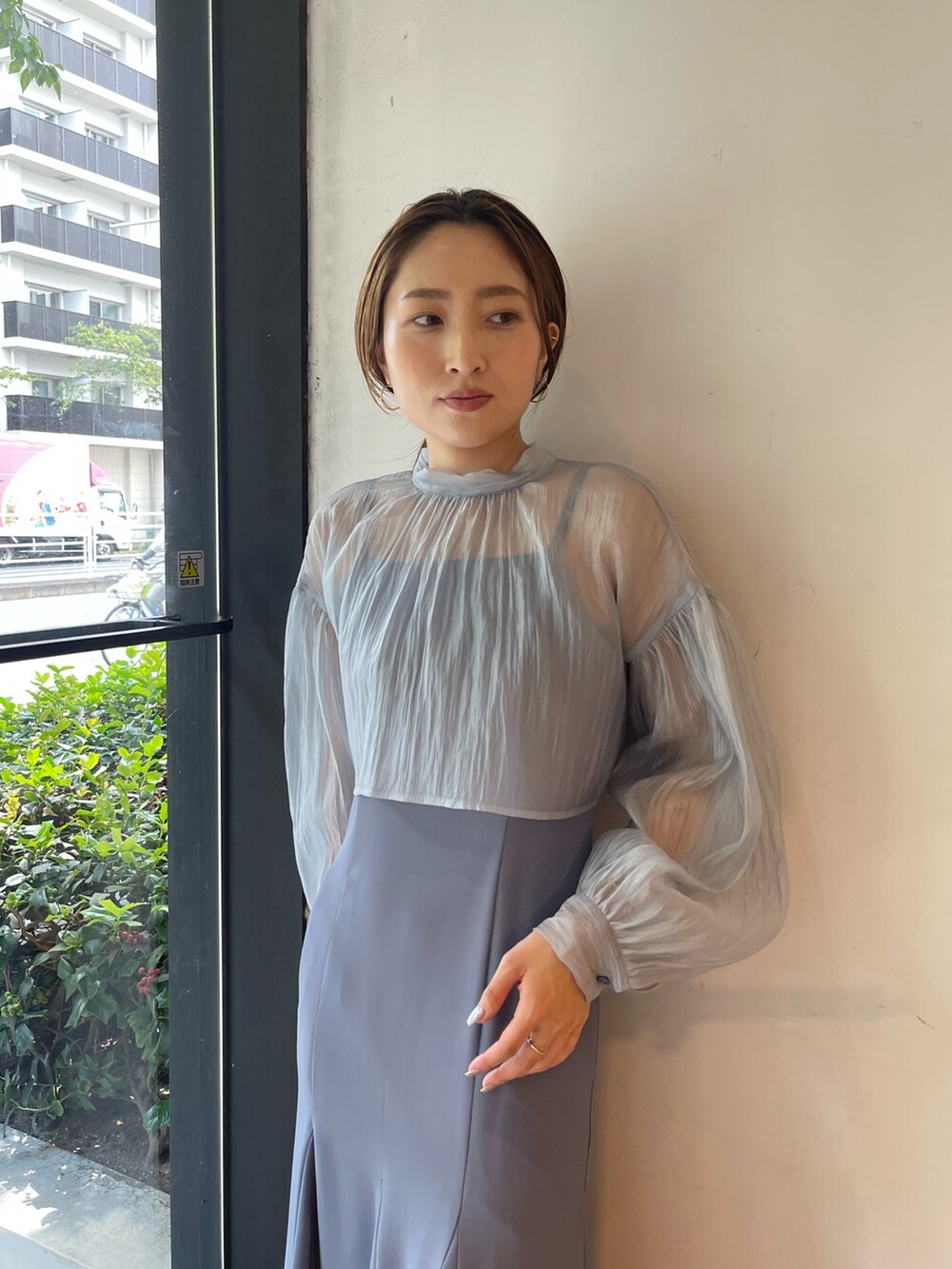 シルバー系のパンプス、ブルー系のドレスを着用したレディースの秋コーディネートの8枚目の写真