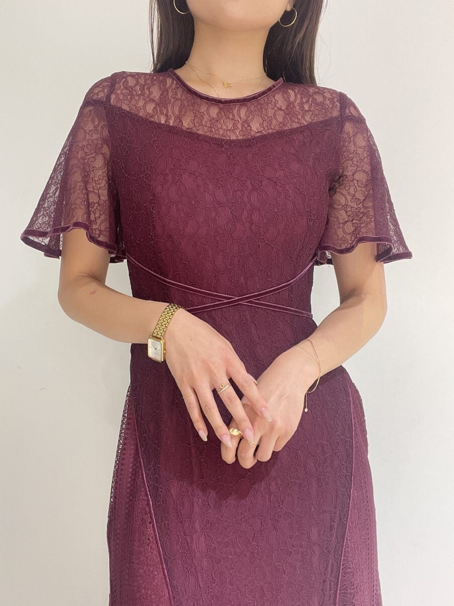 ゴールド系のクラッチバッグ、レッド系のドレス、ゴールド系のパンプスを着用したレディースの夏コーディネートの7枚目の写真