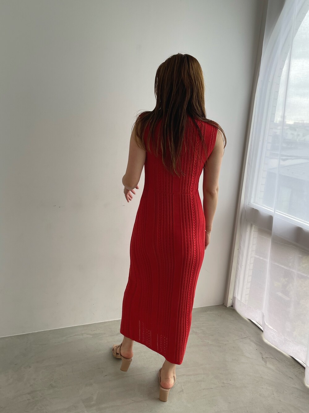 レッド系のワンピース、ベージュ系のサンダルを着用したレディースの夏コーディネートの6枚目の写真