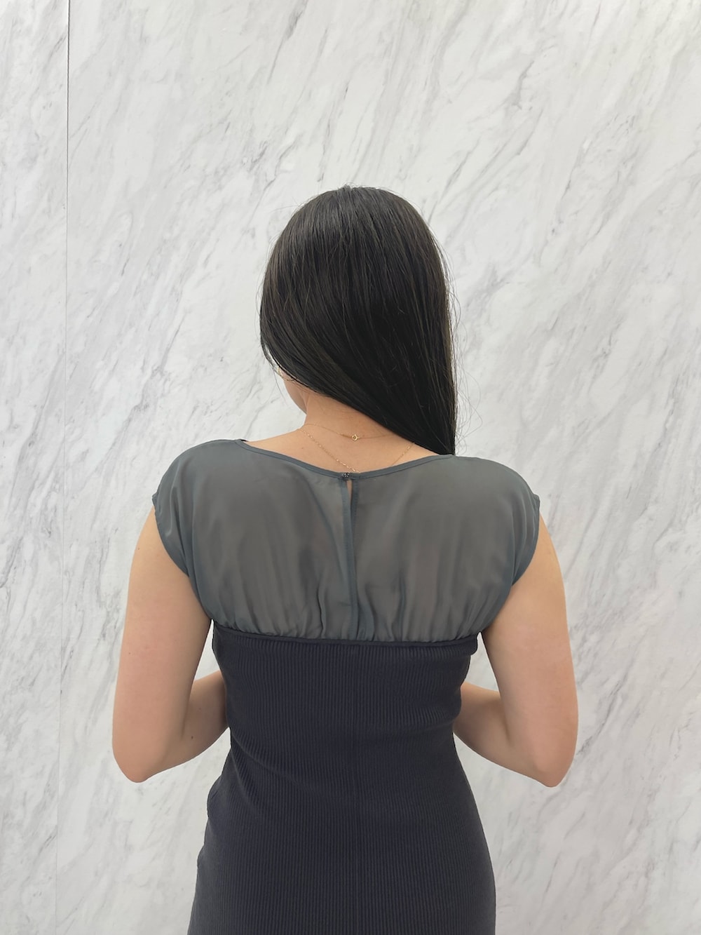 グレー系のワンピースを着用したレディースの夏コーディネートの8枚目の写真