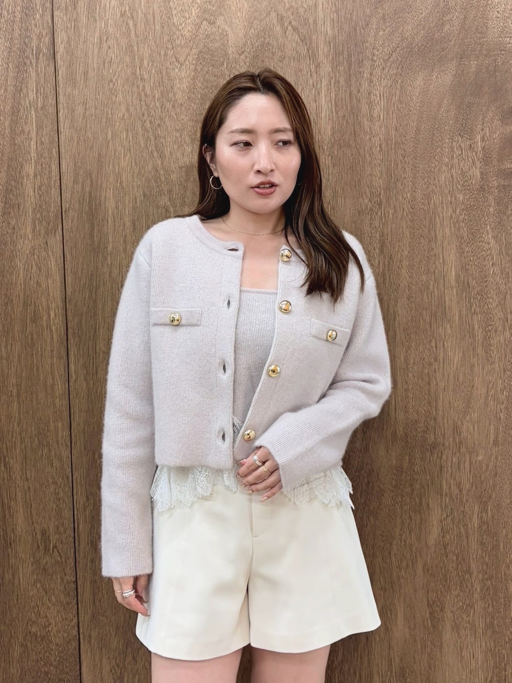ホワイト系のその他パンツ、ベージュ系のキャミソール、ベージュ系のノーカラージャケットを着用したレディースの夏コーディネートの7枚目の写真