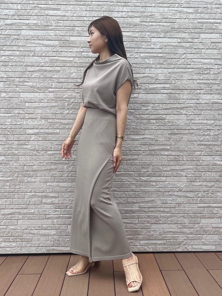 ベージュ系のサンダル、ベージュ系のスカート、ベージュ系のニット/セーターを着用したレディースの夏コーディネートの9枚目の写真